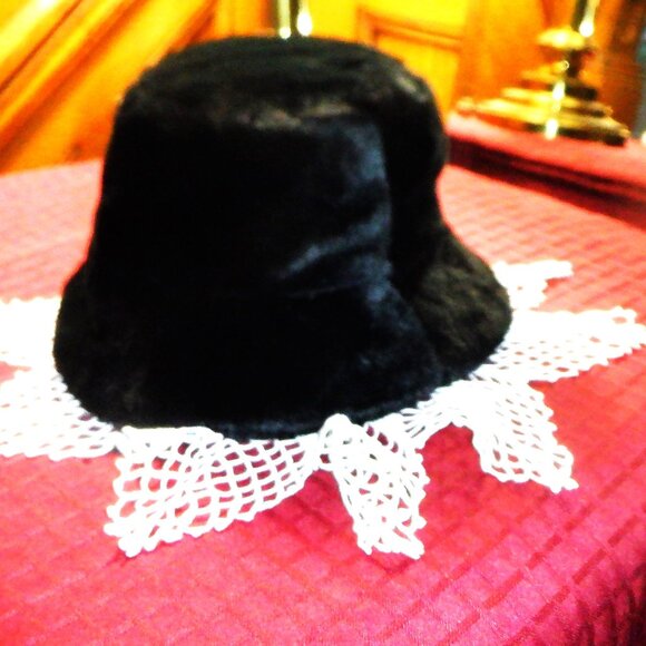 New ~ Never Worn ~ BLACK HAT ~ 21 Inch Inside Base - Picture 1 of 1